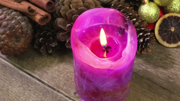 在圣诞装饰品附近燃烧蜡烛 — 图库视频影像