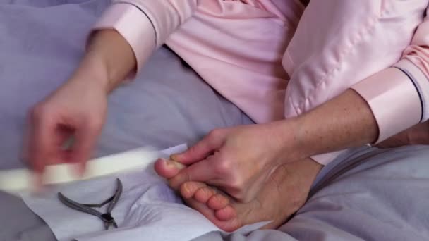 Mujer Cama Haciendo Pedicura — Vídeos de Stock