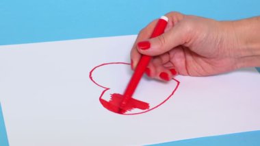 Kadın kırmızı kalp şekli beyaz kağıt üzerinde boyama