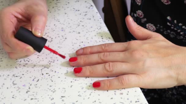 Mujer Aplicando Esmalte Uñas Rojo — Vídeo de stock