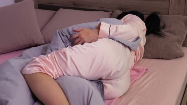 在床上蒙住眼睛的睡眠面具的妇女 — 图库视频影像