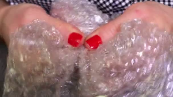 Femme Popping Bulle Envelopper Sac Plastique — Video