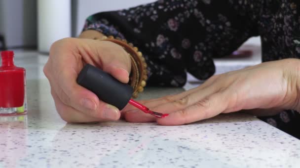 Γυναίκα Κρατώντας Χέρι Στο Τραπέζι Και Εφαρμόσει Βερνίκι Νυχιών — Αρχείο Βίντεο