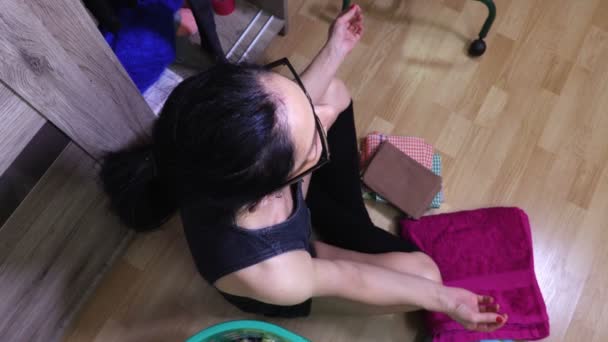 Mujer Posición Yoga Cerca Armario Ropa — Vídeos de Stock