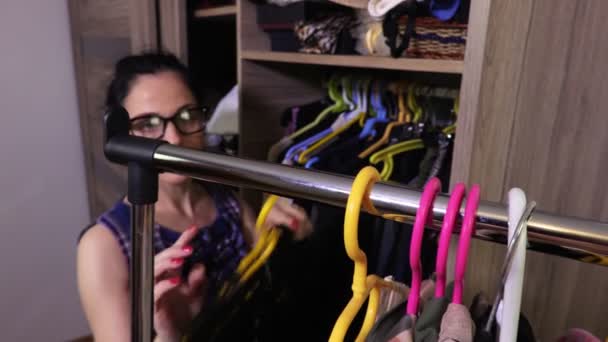 Mujer Clasificando Ropa Habitación — Vídeos de Stock