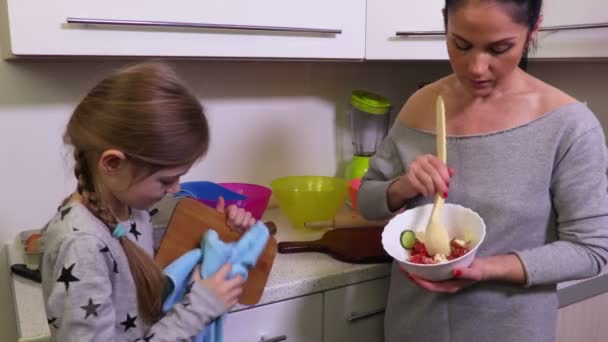 Kızı Annesi Birlikte Mutfakta — Stok video
