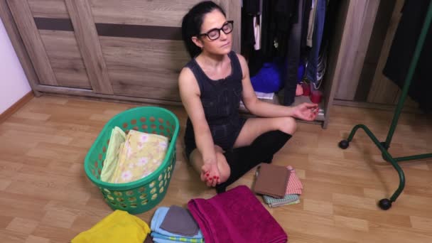 Vrouw Yoga Positie Verdieping Buurt Van Kleding Kast — Stockvideo