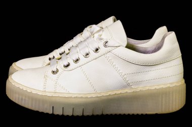 siyah üzerine beyaz spor ayakkabı