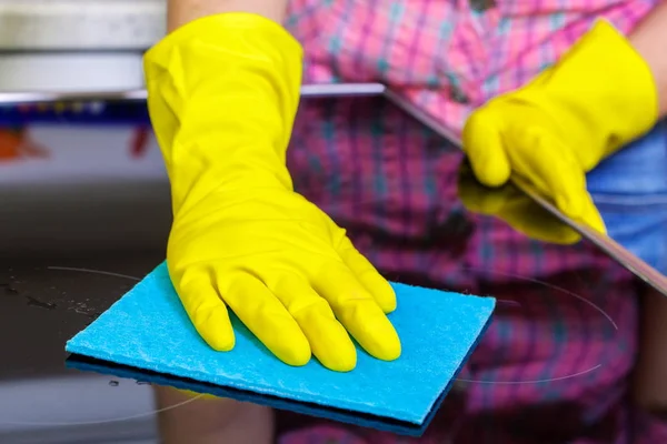 Mujer Guantes Protectores Goma Amarilla Limpia Superficie Cocina Eléctrica — Foto de Stock