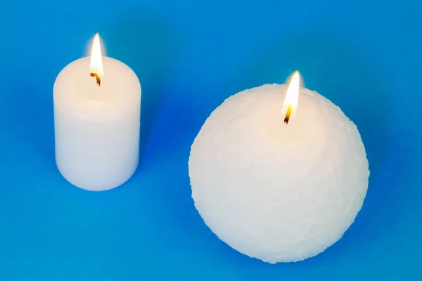 Twee Verschillende Brandende Kaarsen Blauwe Achtergrond — Stockfoto