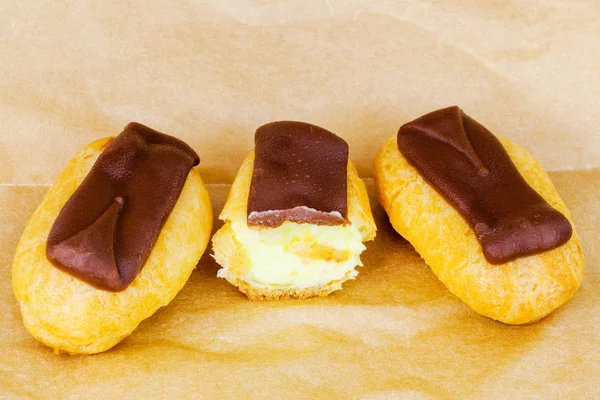 Due Anni Mezzo Eclair Carta — Foto Stock