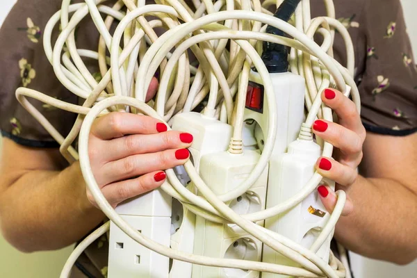 Vrouw Met Oude Onveilige Elektrische Strip Verlengsnoeren — Stockfoto