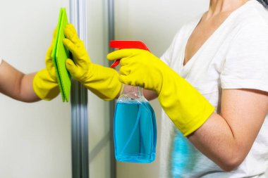 Temizlik maddeleri ile kadın temizlik aynası