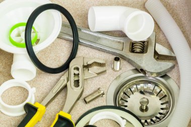 Yeni mutfak lavabo üzerinde drenaj parçaları ile Tesisatçı araçları 