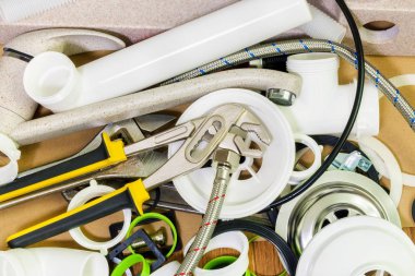 Drenaj parçaları ile tesisatçı araçları yakın