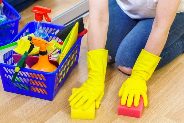 Reinigungsfrau Wischt Boden — Stockfoto