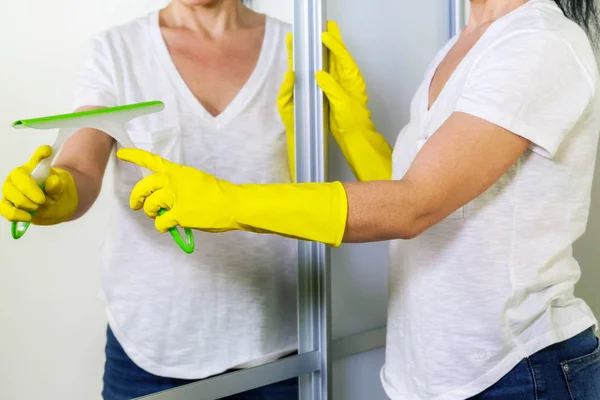 Female Cleaning Mirror Close — Stock Photo, Image