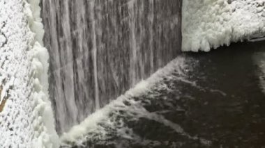 Kışın şelale savak üzerinde akan