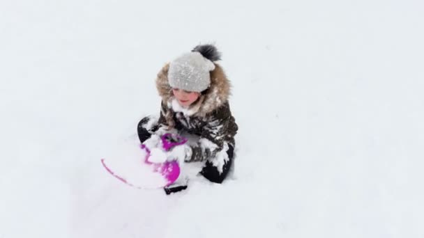 Linda Niña Feliz Jugando Con Nieve Riendo — Vídeo de stock