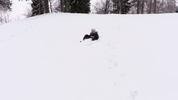 Chica Joven Tobogganing Después Escuela — Vídeo de stock