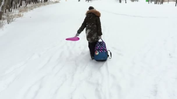 Liten Flicka Med Tung Ryggsäck Går Pulka Åkning Efter Skolan — Stockvideo