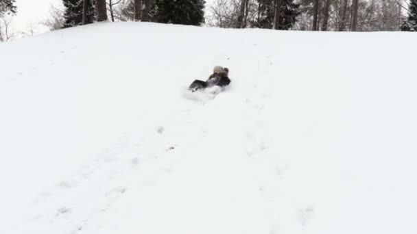 Menina Tobogganing Downhill Inverno — Vídeo de Stock