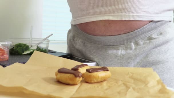 Mann Isst Eclairs Overweight Konzept — Stockvideo