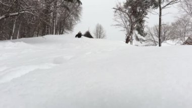 Tepeden aşağı karda sledging sevimli kız