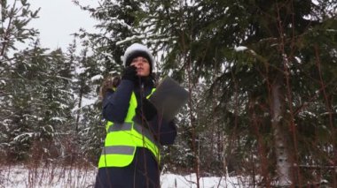 Ormanda akıllı telefon kullanarak kadın orman işçisi