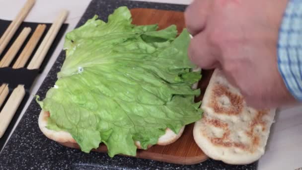 Mann Bereitet Sandwich Aus Nächster Nähe — Stockvideo