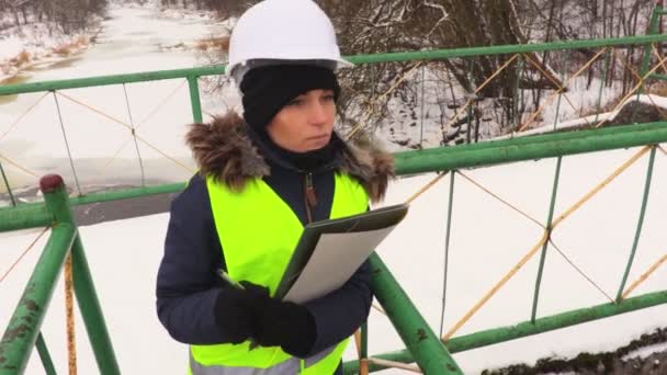 Женщина Инженер Осматривает Шлюзы Холодный Зимний День — стоковое видео
