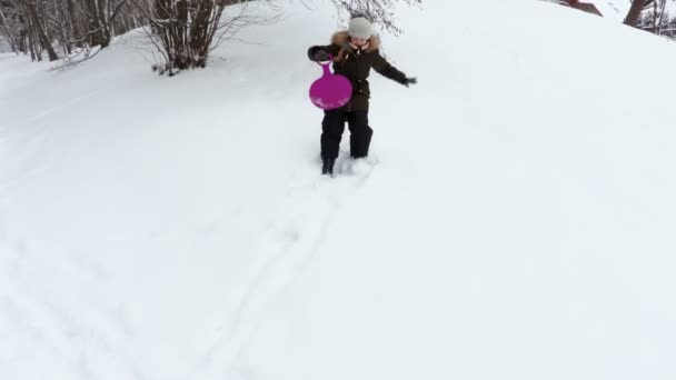 Niña Bajando Colina Empezar Tobogganing — Vídeo de stock