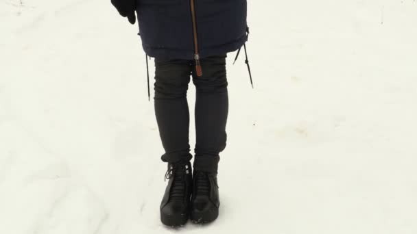 Žena Studené Nohy Zimě Zasněžené Silnici — Stock video
