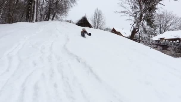 雪でソリに微笑んでいる女の子 — ストック動画