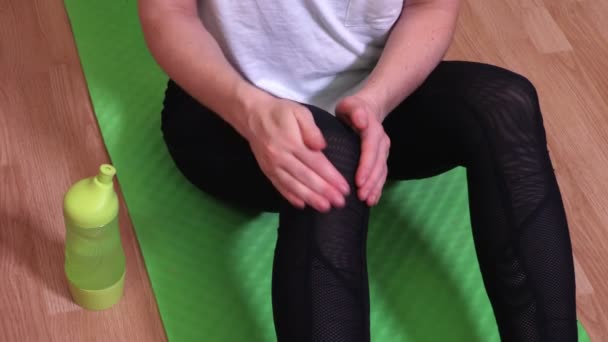 Frau Nach Dem Training Massiert Schmerzhaftes Bein — Stockvideo