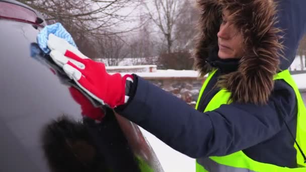 Kobieta Czyszczenie Samochodu Przed Rozpoczęciem Jazdy Chłodne Zimowe Wieczory — Wideo stockowe