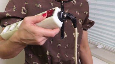 Eski ve güvensiz uzatma kablosu kontrol kadın