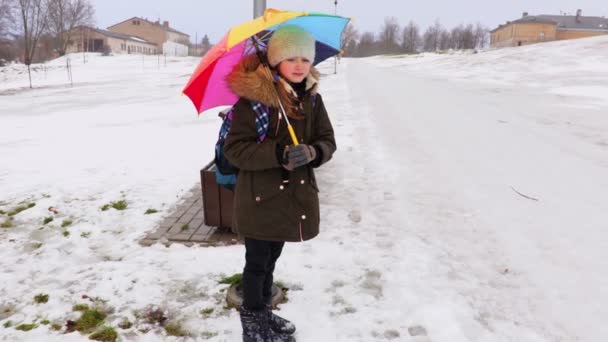 Liten Flicka Med Färgglada Paraply Blåsigt Och Kallt Regnig Vinter — Stockvideo