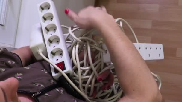 Mujer Con Cables Extensión Eléctrica — Vídeos de Stock