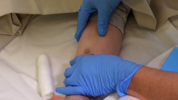 Ärztin Überprüft Beinverletzung — Stockvideo