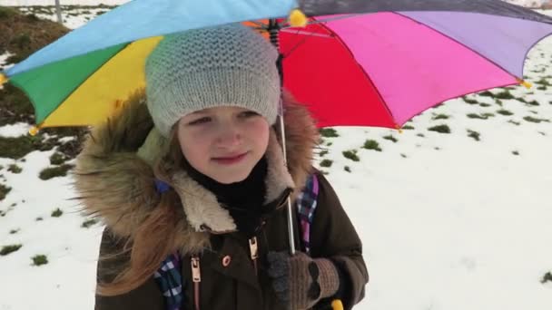女孩与五颜六色的伞在公园 — 图库视频影像