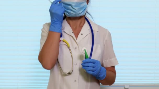女医生与注射器在窗口附近 医疗理念 — 图库视频影像