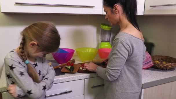 Hija Traviesa Cerca Madre Cocina — Vídeos de Stock