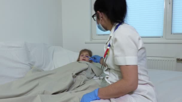 Γυναίκα Γιατρός Μετρά Θερμοκρασία Του Παιδιού — Αρχείο Βίντεο
