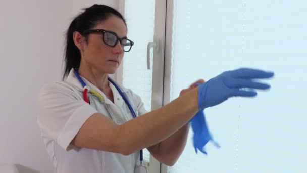 Женщина Врач Носит Медицинские Защитные Перчатки — стоковое видео