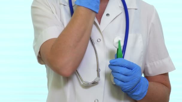 Mujer Médico Uniforme Cerca Ventana — Vídeo de stock