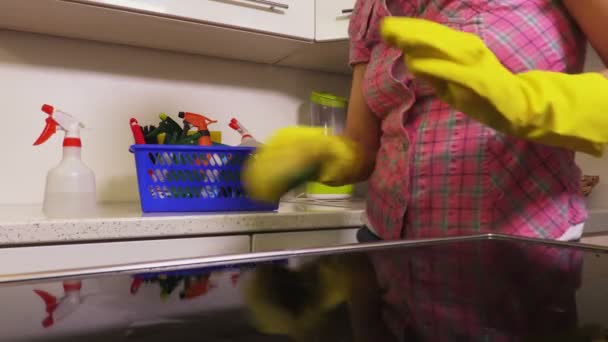 Wanita Dalam Sarung Tangan Pelindung Karet Kuning Membersihkan Permukaan Kompor — Stok Video