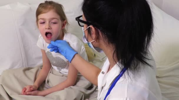 Kadın Doktor Hap Çocuk Için Vermek — Stok video