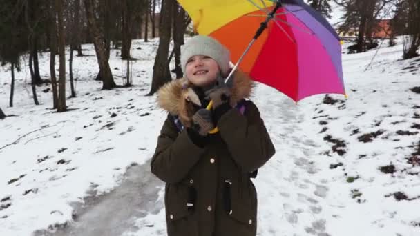Chica Feliz Con Paraguas Invierno — Vídeo de stock