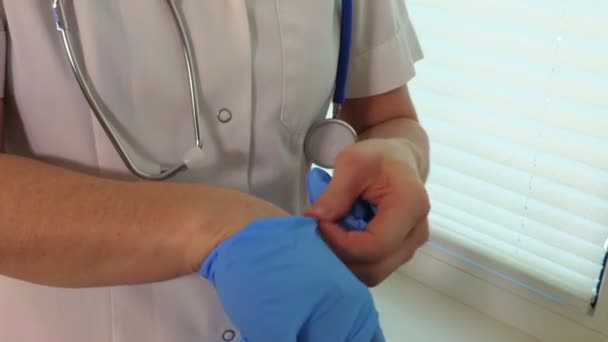 女性医師摩耗保護手袋をクローズ アップ — ストック動画